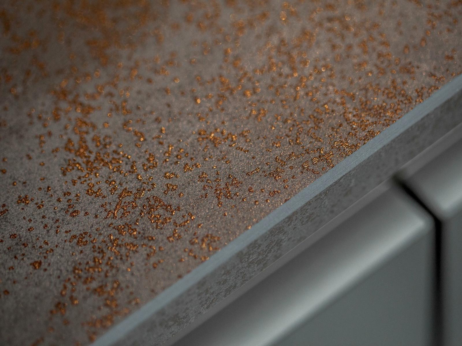 Close-up van de werkbladrand met roestbruine spikkels