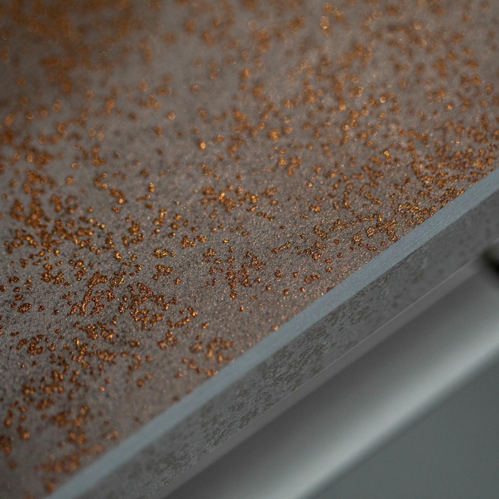 Close-up van de werkbladrand met roestbruine spikkels