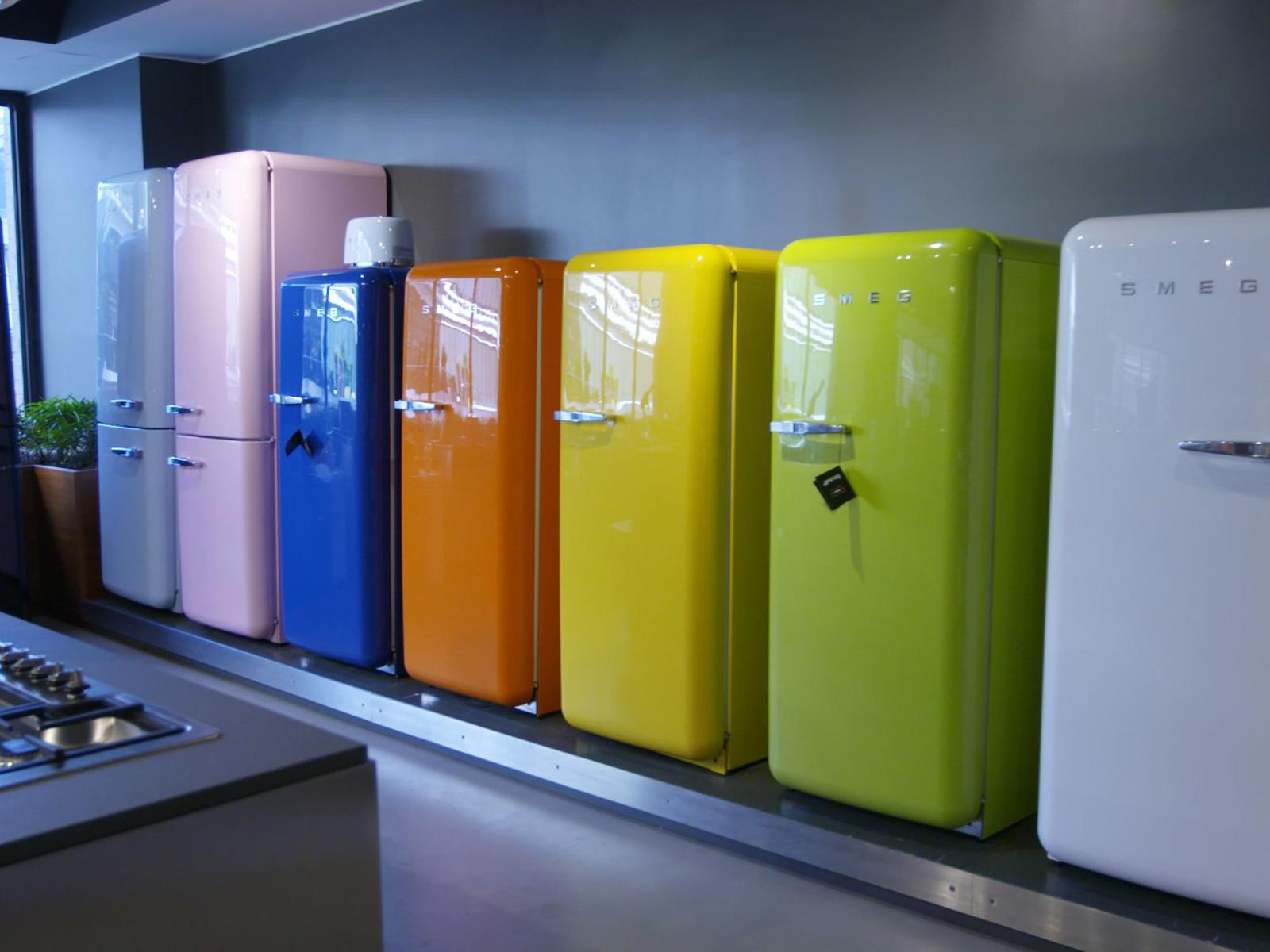 Smeg retro koelkasten in verschillende kleuren op een rij in een showroom