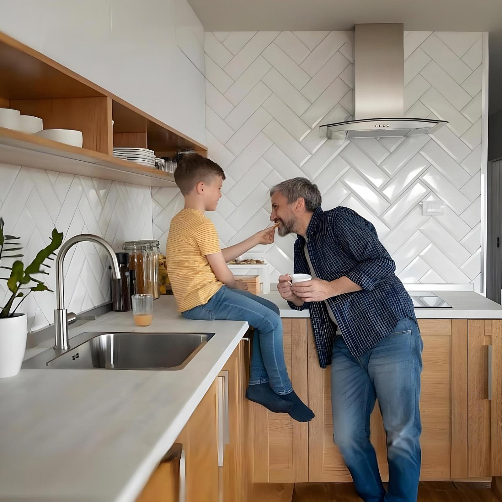 Vader en zoon op het werkblad van een keuken met witte visgraattegels en open houten schappen