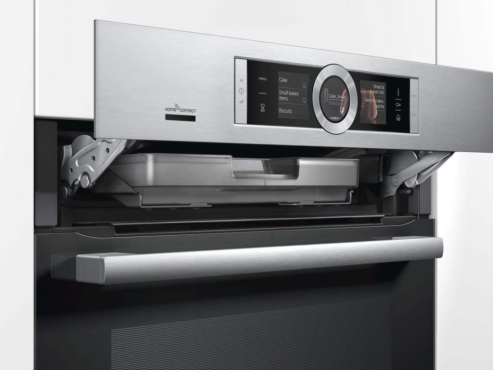 Bosch rvs inbouwoven met display en geopend waterreservoir achter het bedieningspaneel