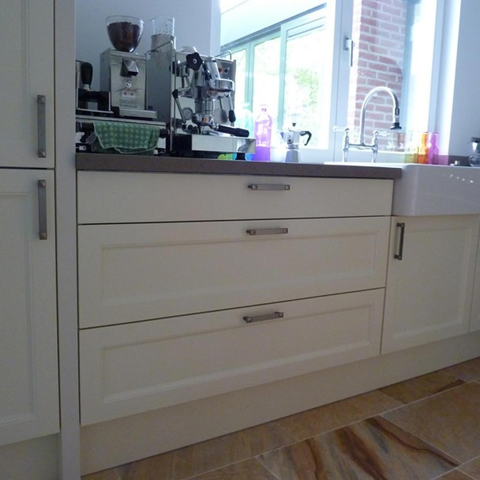 Landelijk keuken in Cadier en Keer: crème kaderfronten met rvs grepen, boerenspoelbak en espressomachine