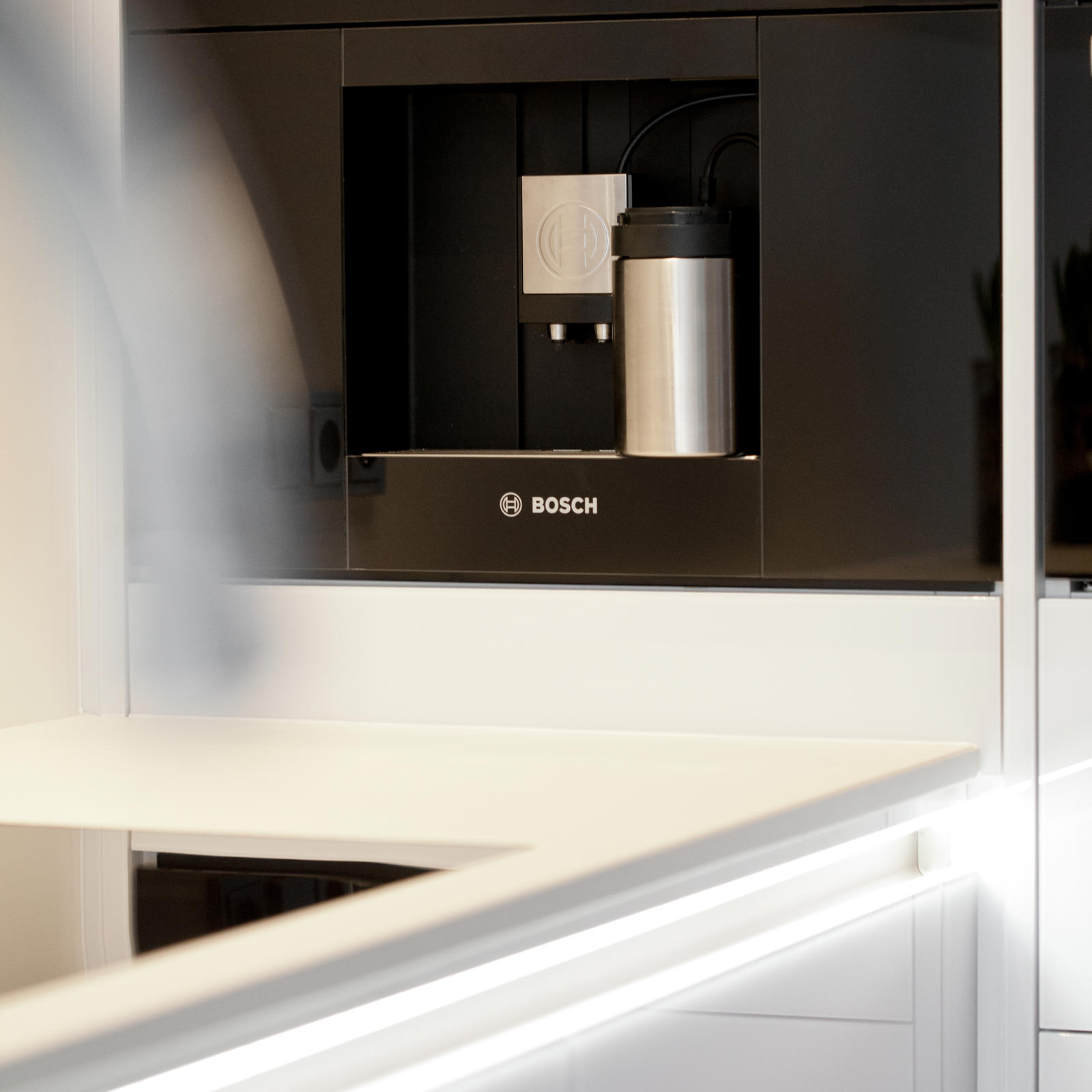 Bosch inbouwkoffiemachine in witte hoge kast