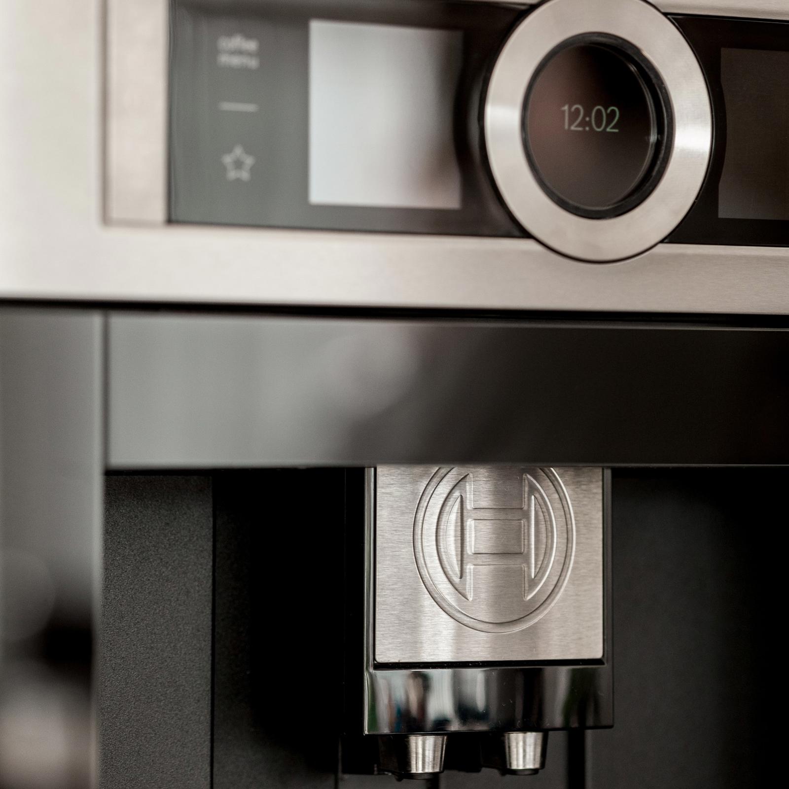 Bosch inbouw koffiemachine in RVS met bedieningsdisplay en koffie-uitloop