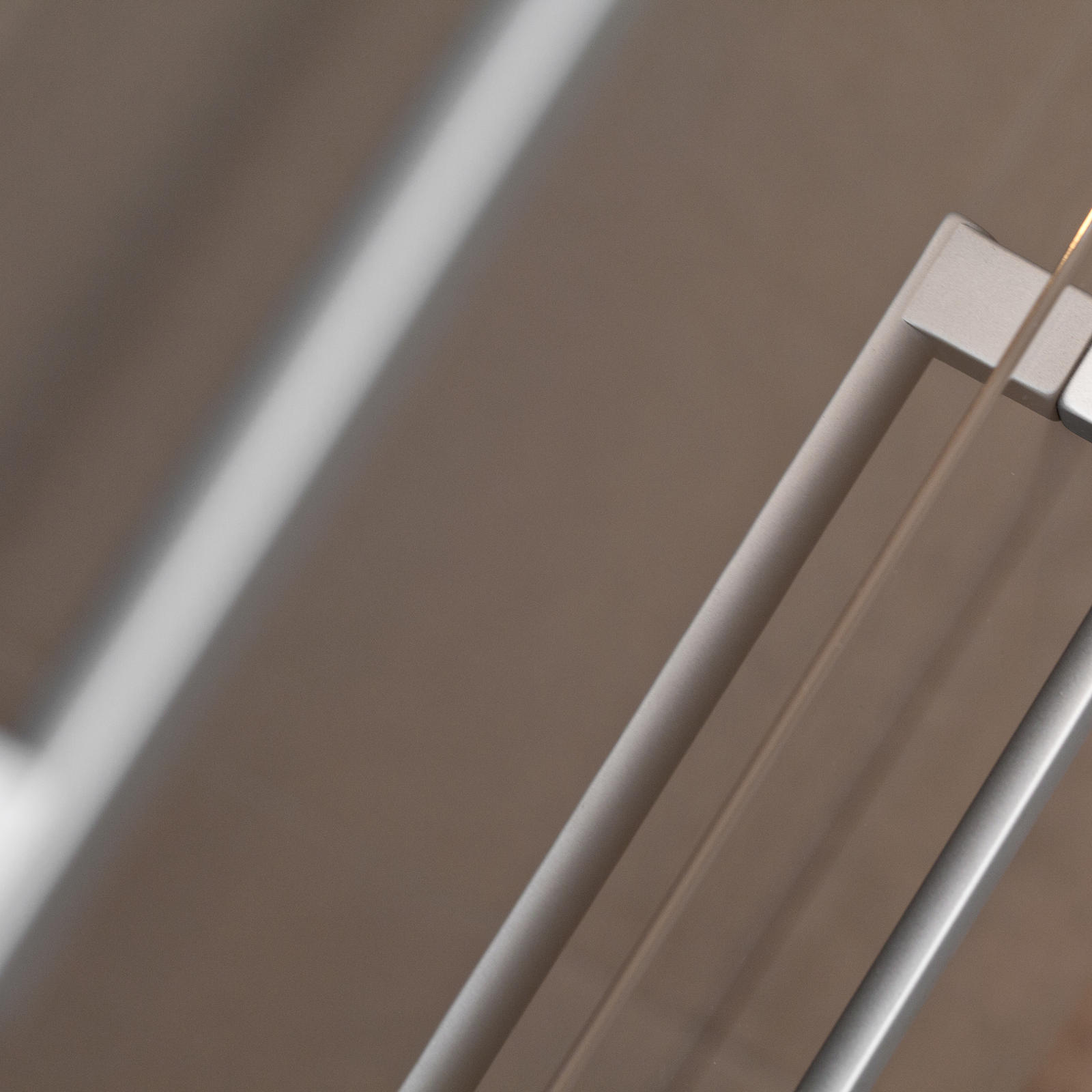 Aluminium beugelgrepen die spiegelen in de hoogglans kastfronten