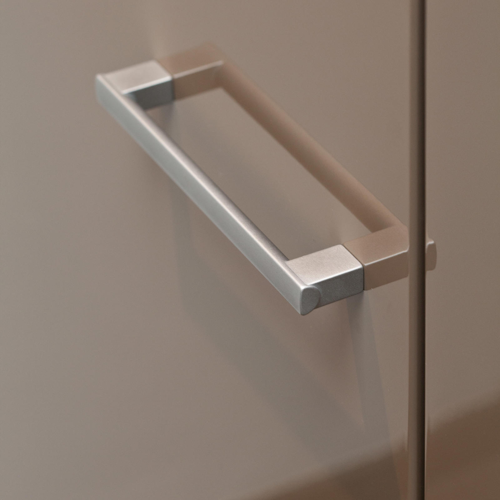 Aluminium beugelgreep op een hoogglans kastdeur